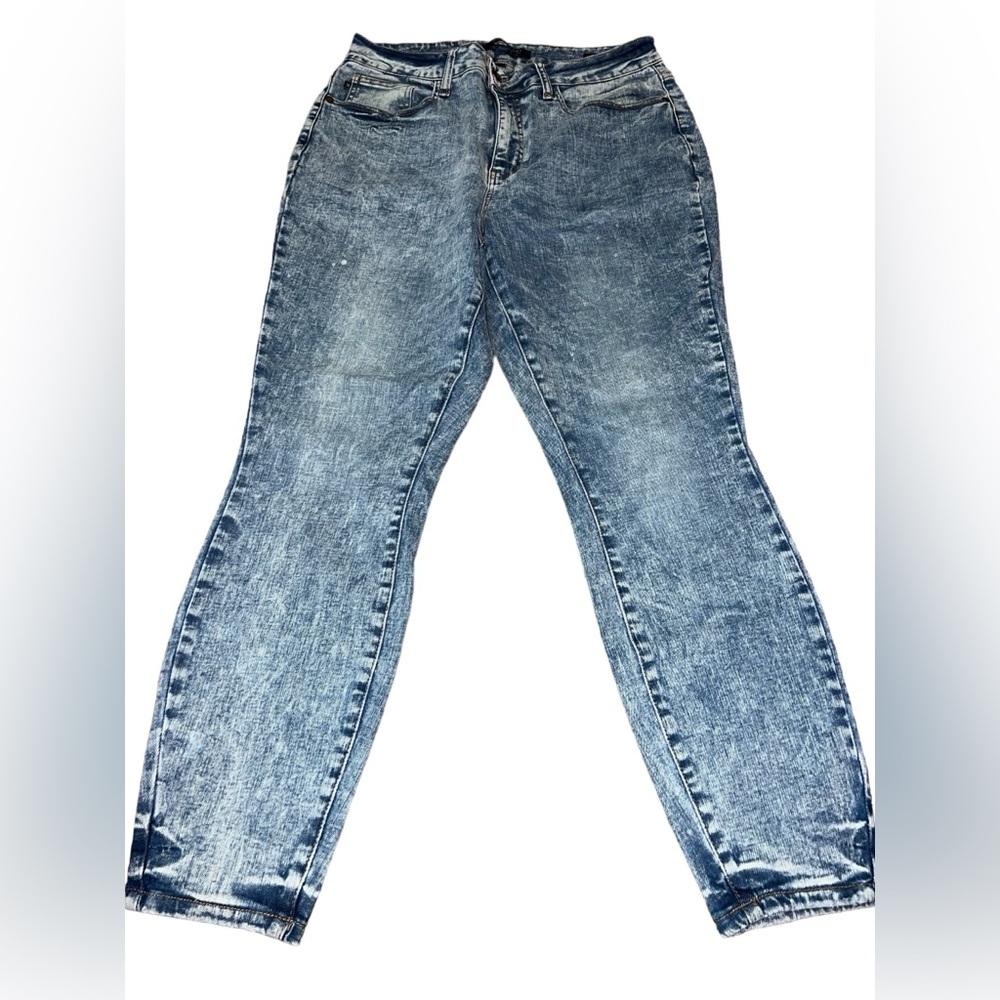 Judy Blue acid wash jeans.‎